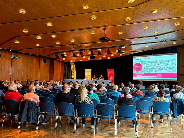 Die Vortragenden der Info-Veranstaltung zum TK-Ausbau in Sindelfingen sitzen auf der Bühne